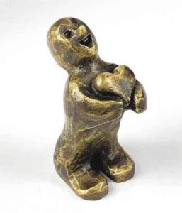 bronze skulptur mand med hjerte kopi