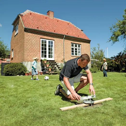 Montering af flagstang med vippebeslag