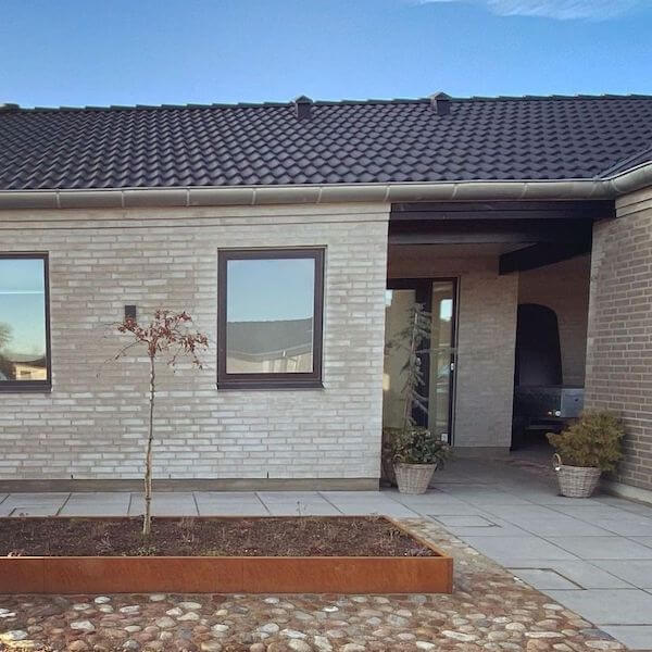 højbed i rusten jern og metal